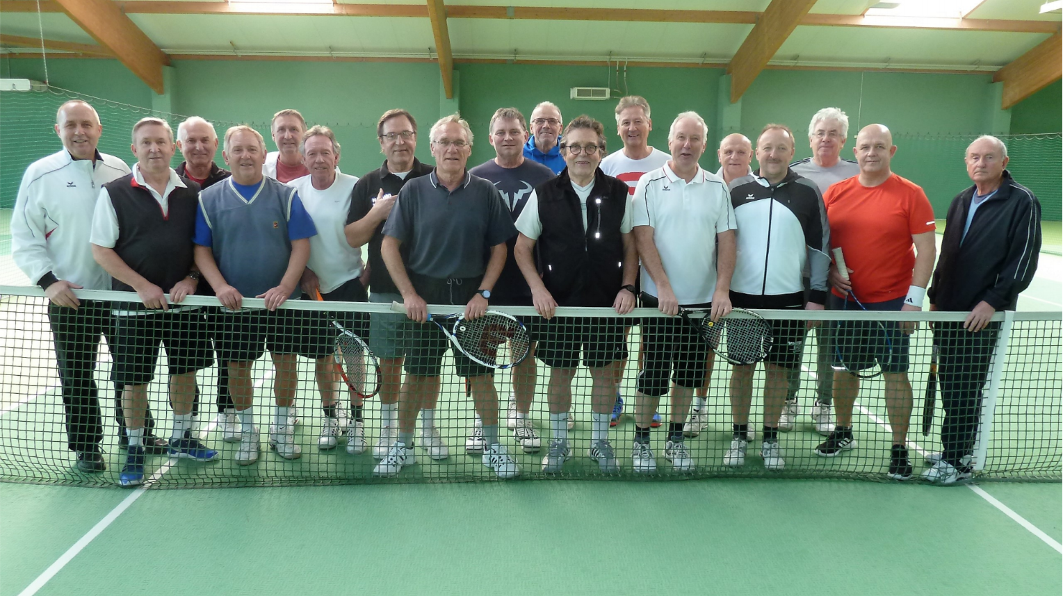 Gruppenbild von Turnierteilnehmern in Tennishalle