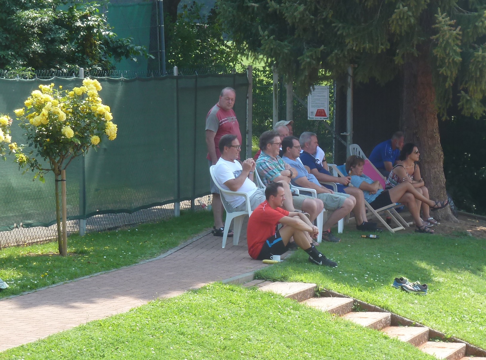 Zuschauer beobachten Tennisspiel in Gambach