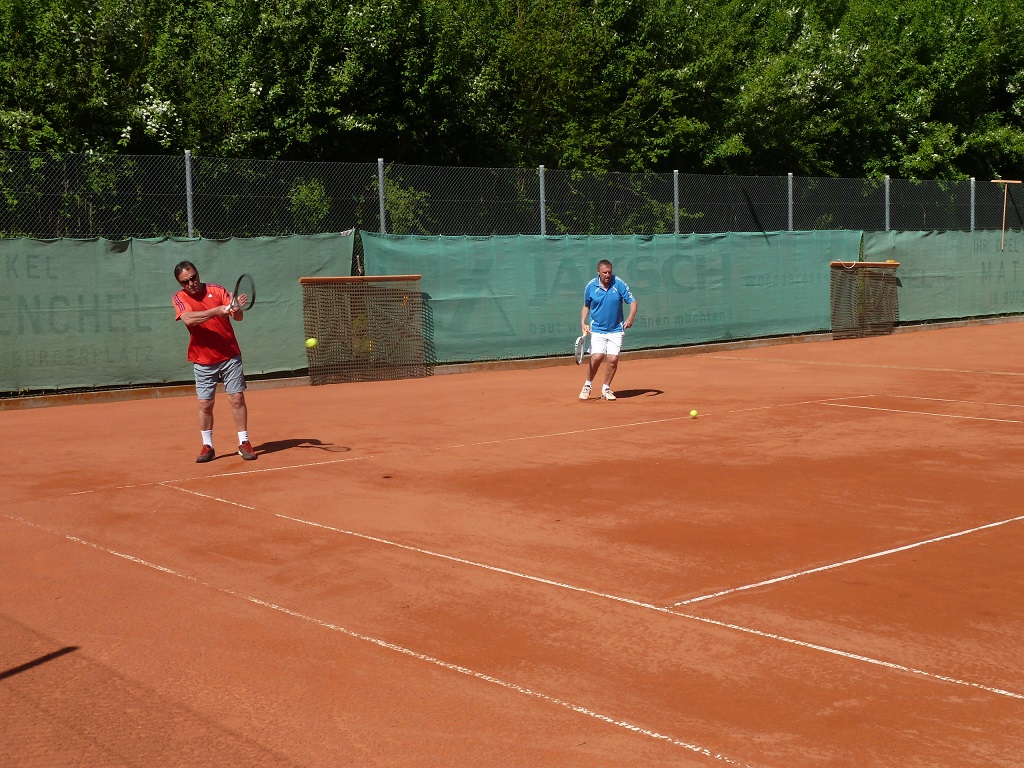 Herren spielen Tennis in Gambach