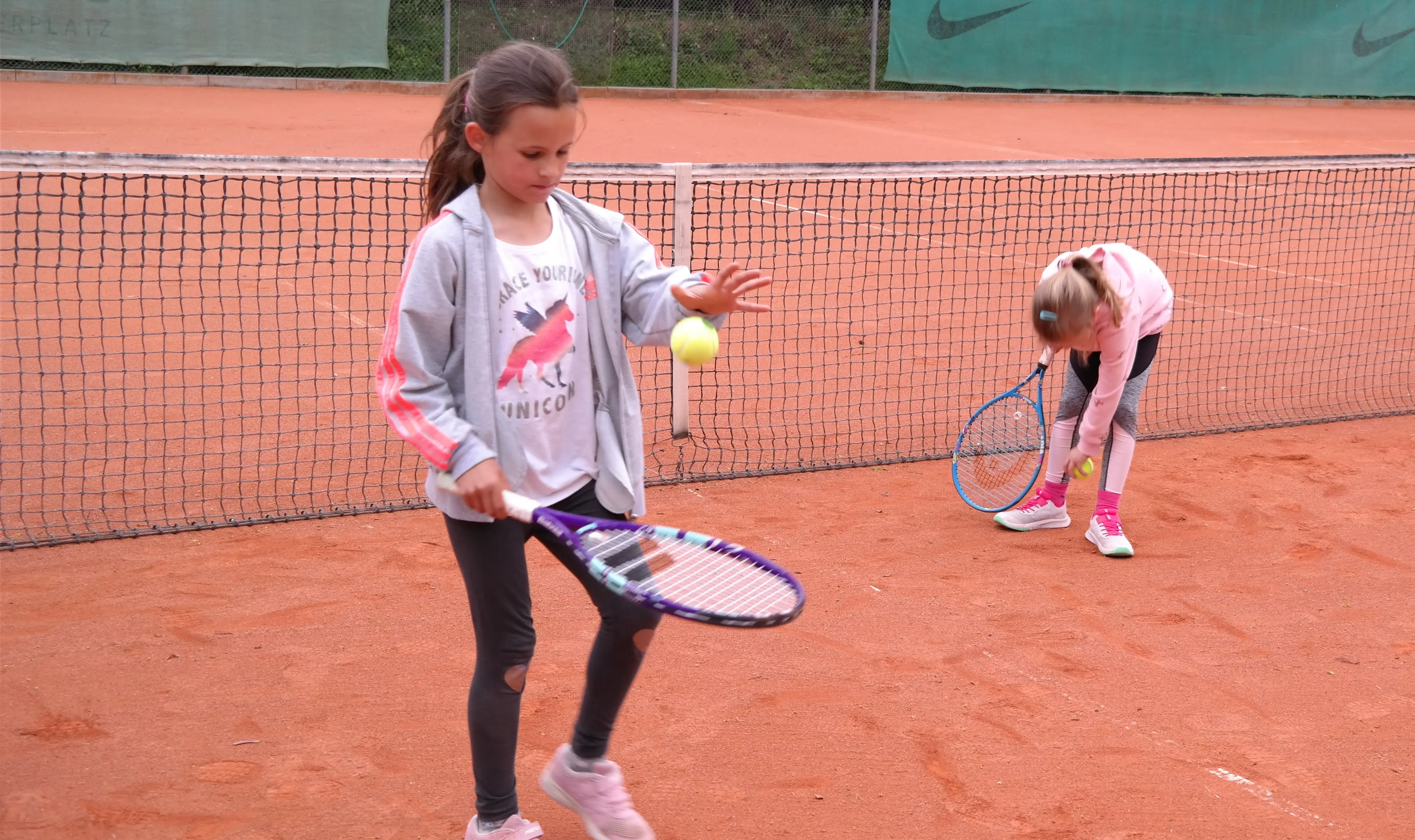 Kinder spielen mit Tennisschlägern