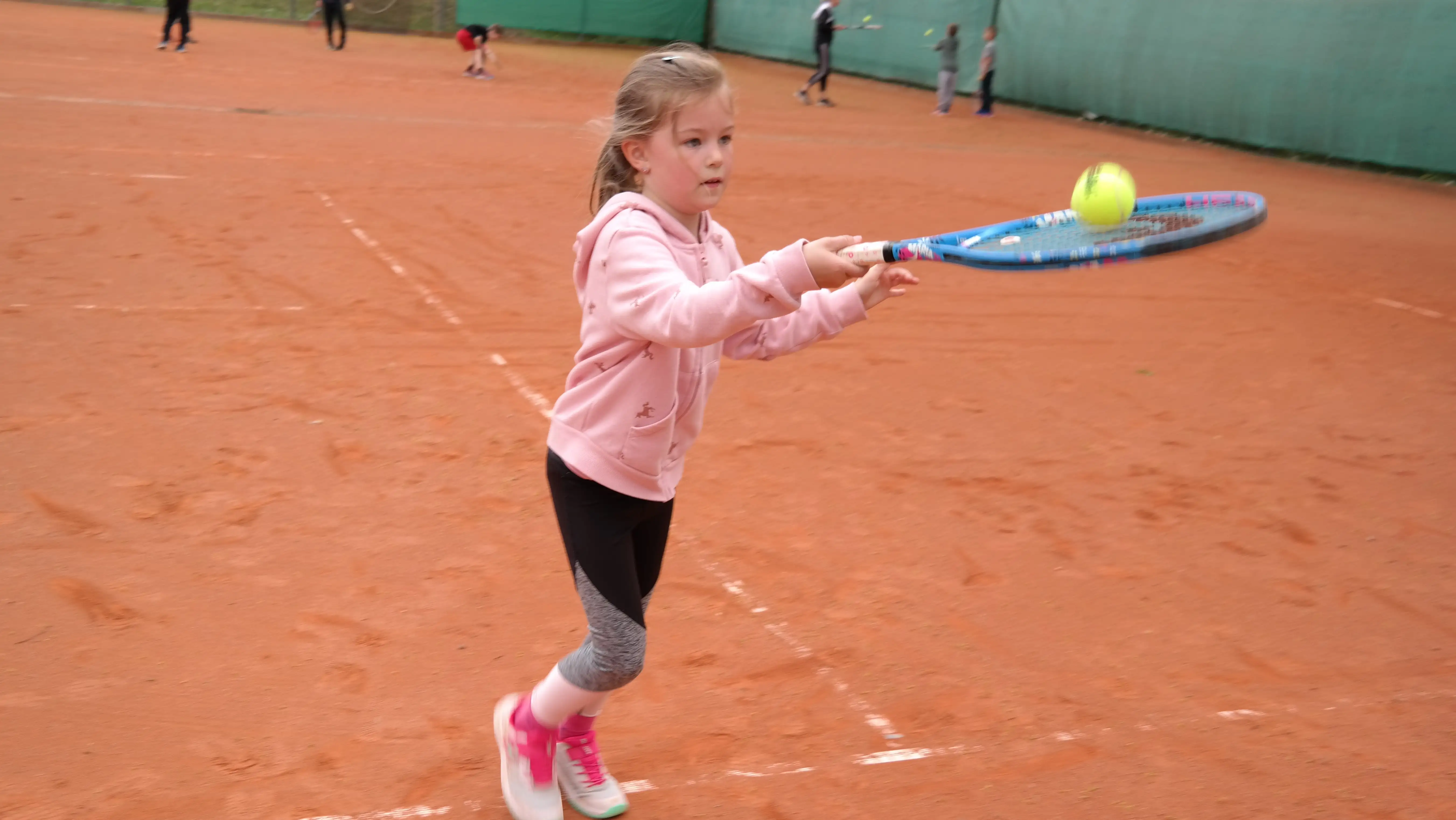 Kind spielt mit Tennisschläger