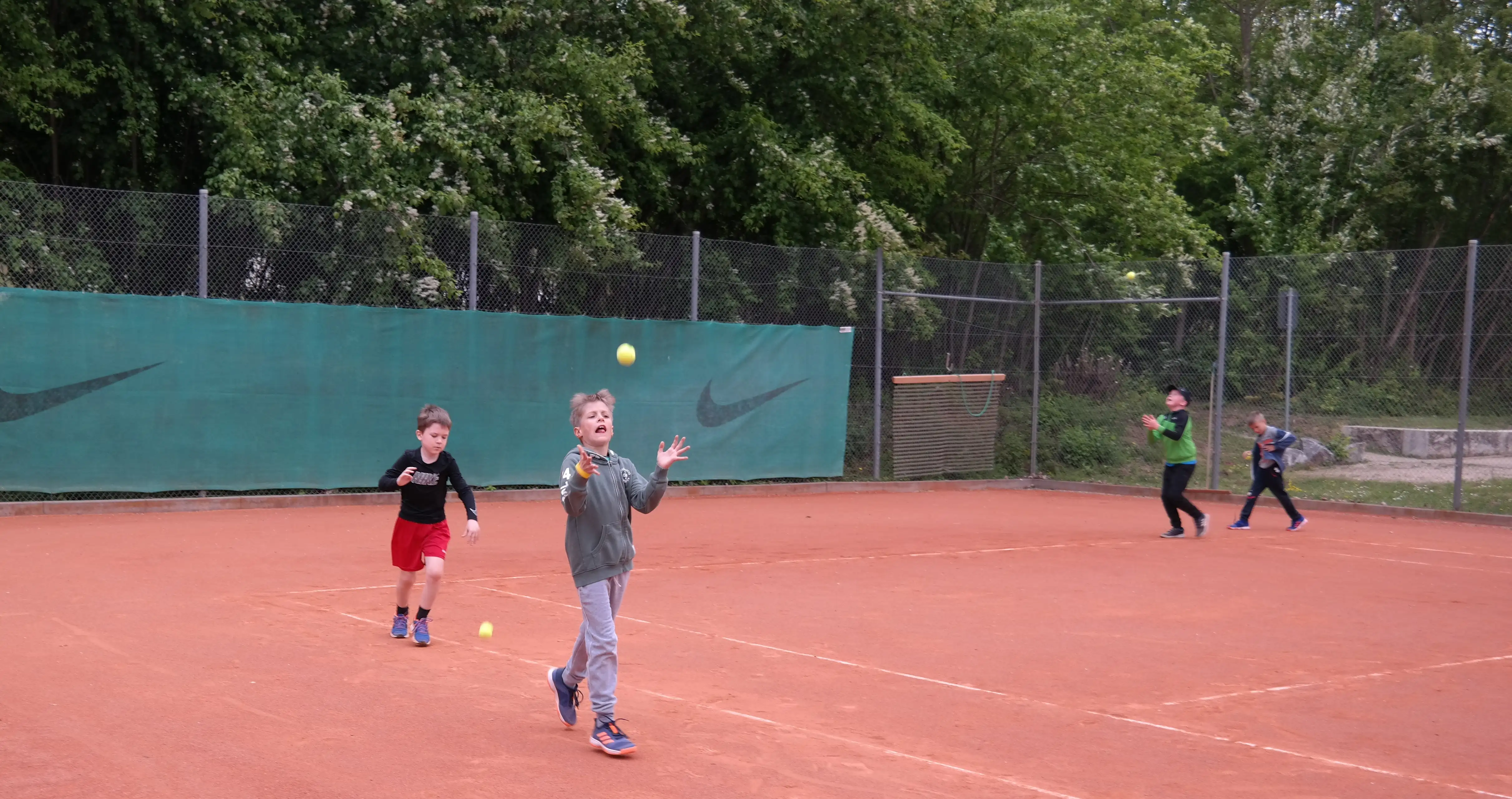 Kind beim Tennistraining