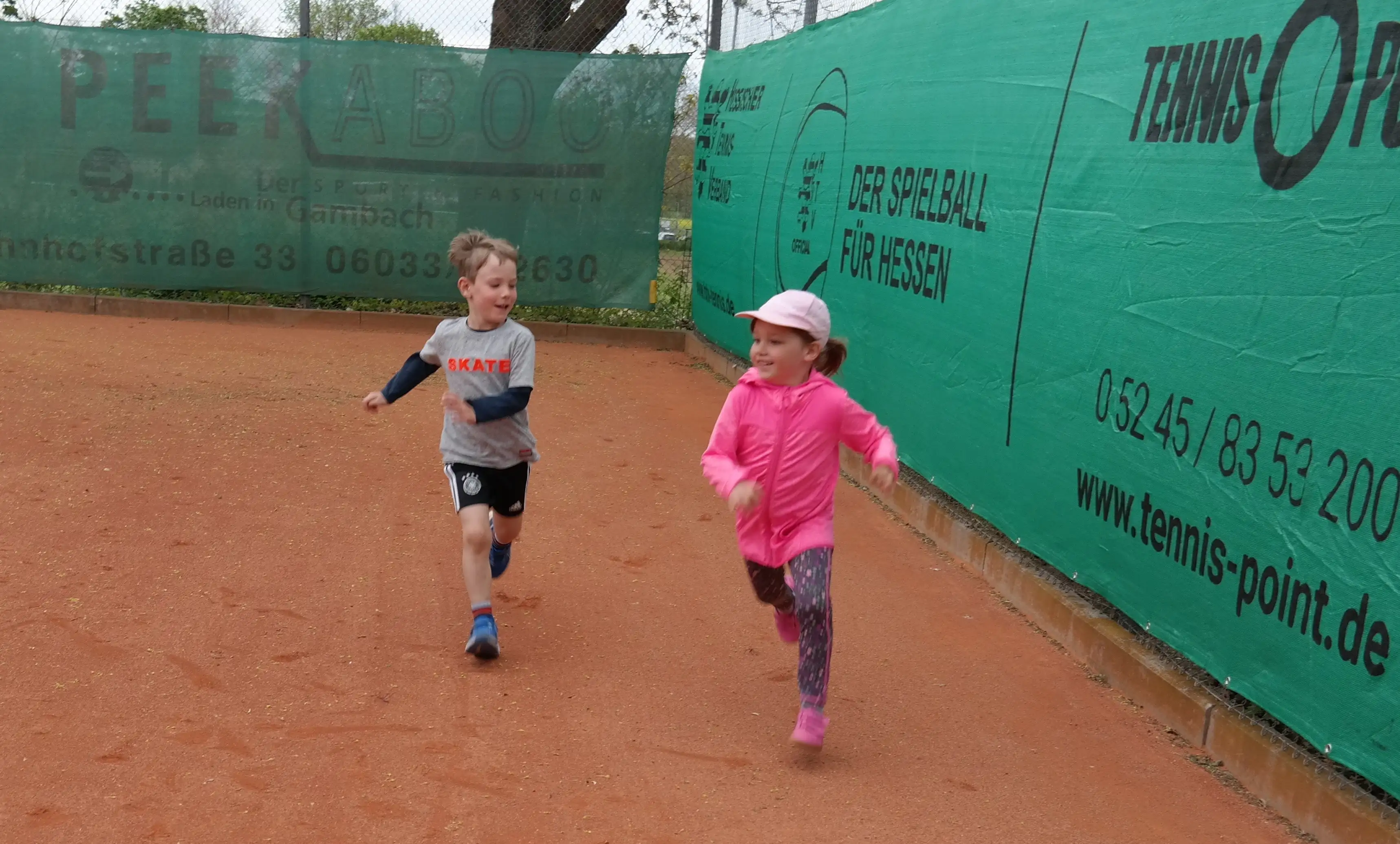Kind lernt Ballgefühl im Tennis