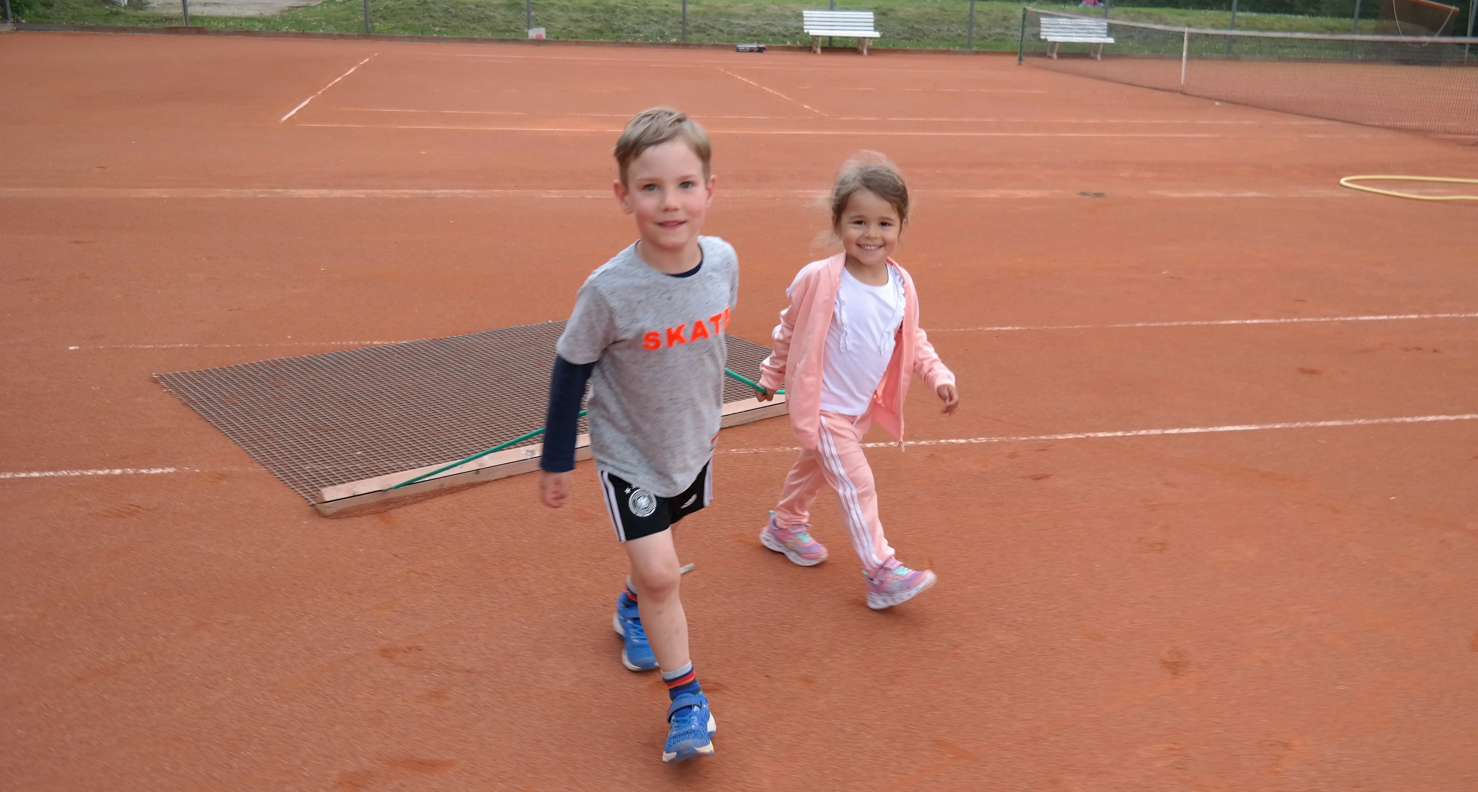 Tennisplatzpflege im Kindertraining