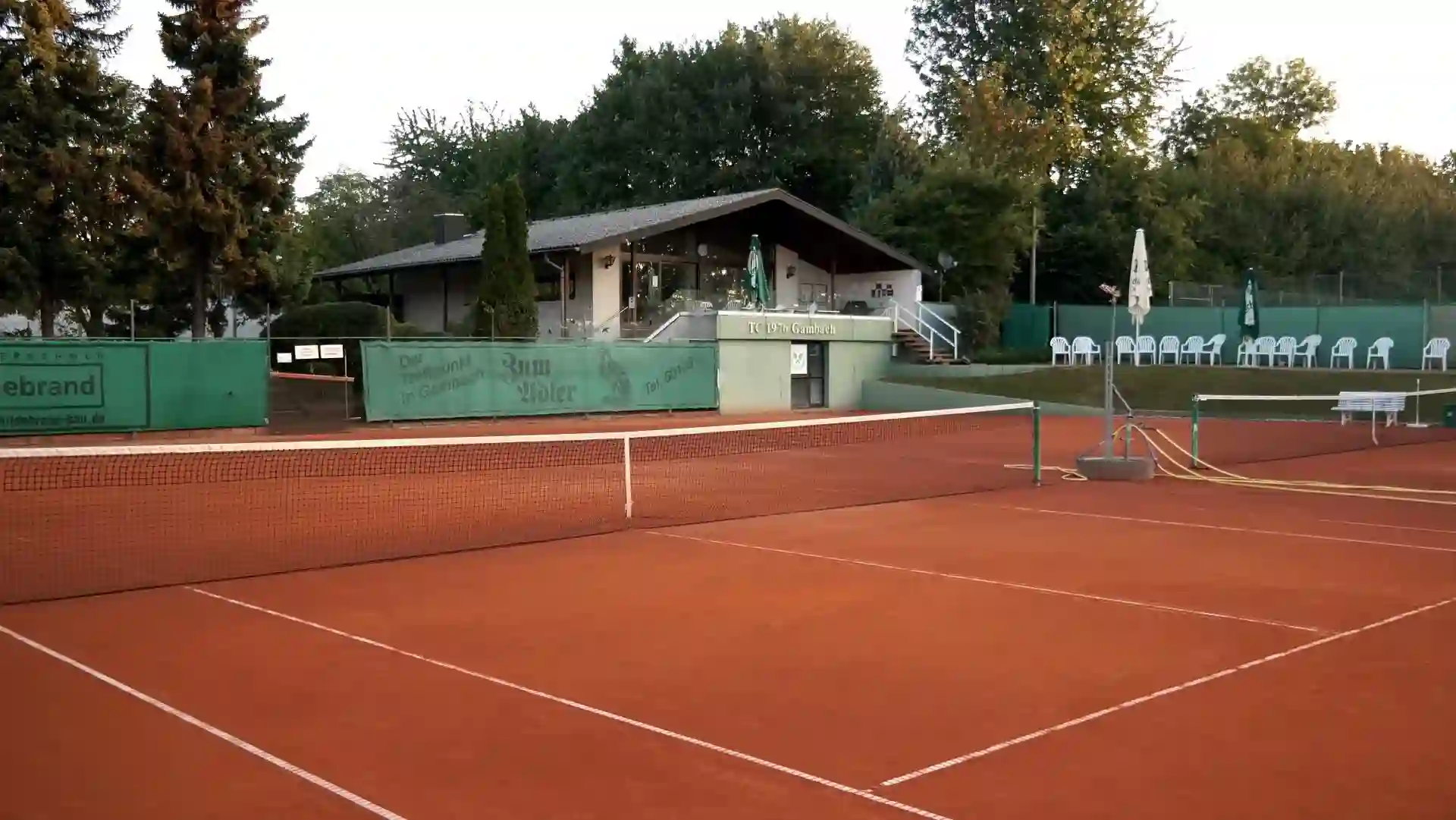 Vereinsheim des TC Gambach vom Tennisplatz