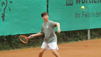 2025-10-14-alexander-weck-bei-der-tennis-vereinsmeisterschaft-2025-1fdc2a3b.jpg - Bildvorschau