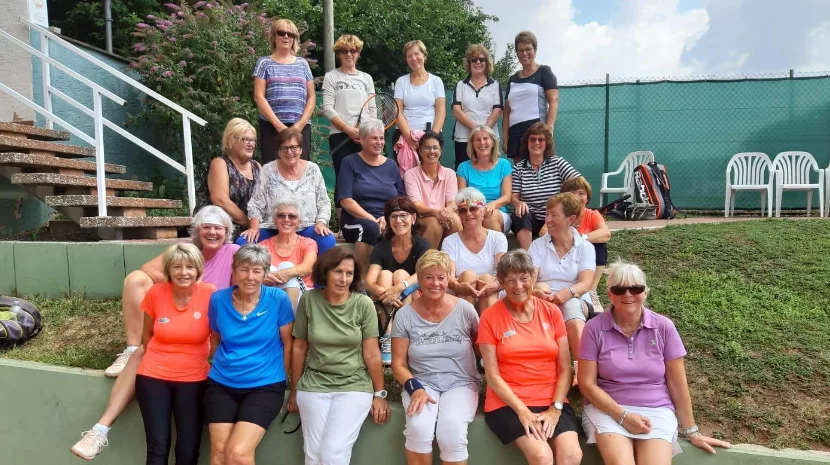 Traditionelles Damenturnier Tennisdamen