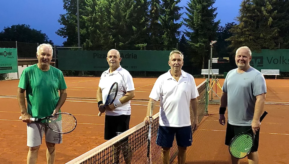 Nachbarschaftsduell Bei Flutlicht Tennis
