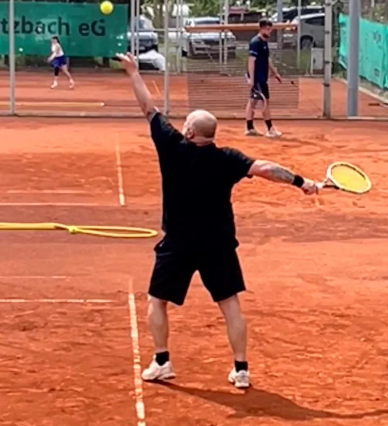 Tennisspieler Beim Aufschlag