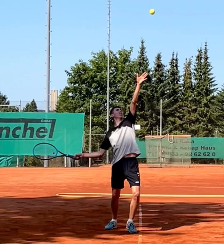 Tom Sendler Beim Aufschlag Im Medenspiel