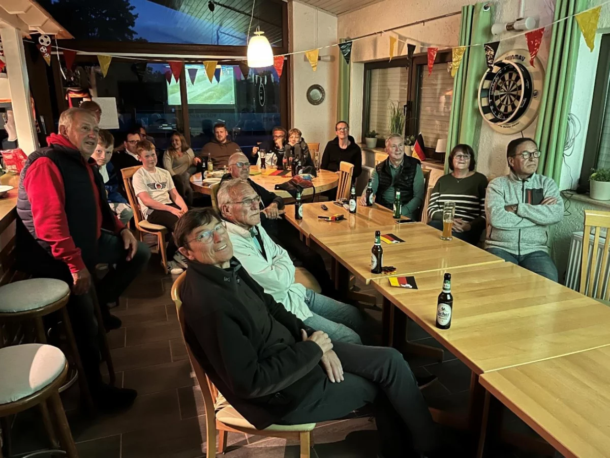 Vereinsmitglieder Beim Schauen Der Em In Privater