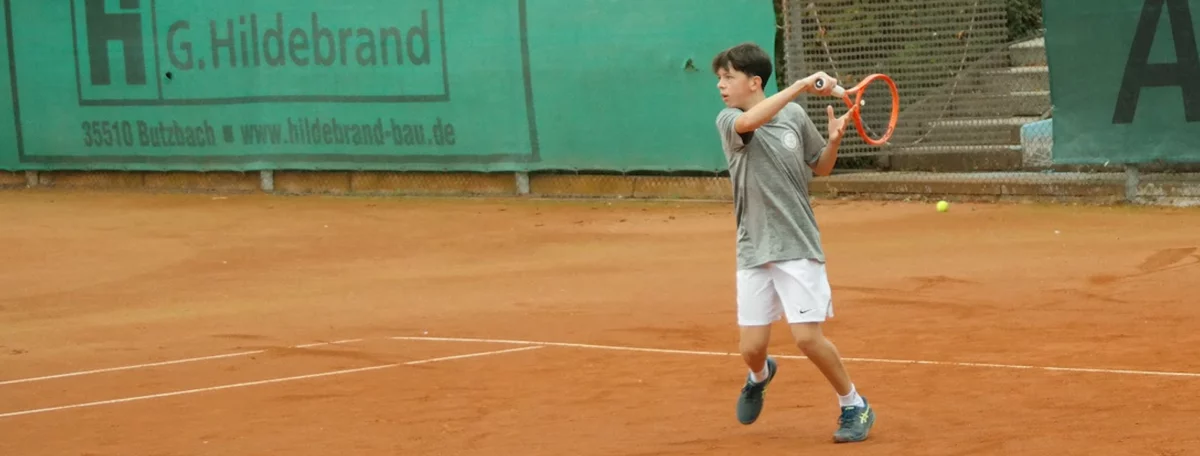 Alexander Weck Im Match Spielt Vorhand